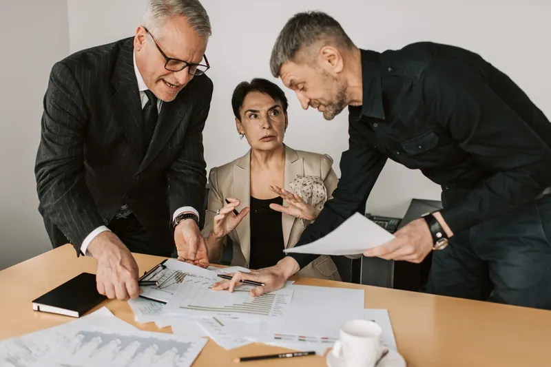 Leitungskraft bespricht Abläufe mit dem Team in einer Pflegeeinrichtung