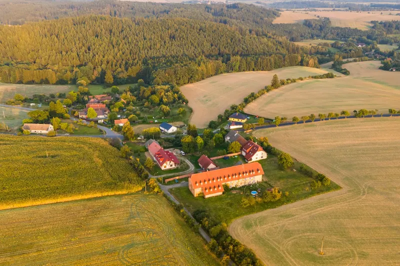 Luftaufnahme von Dörfern und Feldern in der deutschen Landschaft
